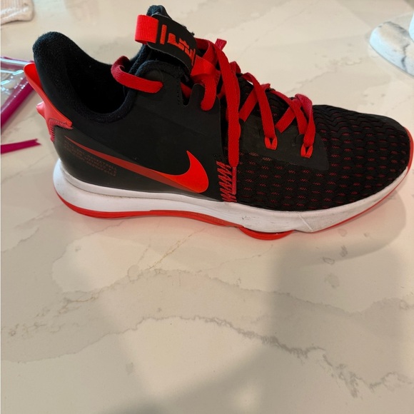 Nike LeBron Witness 8 VIII Faze Men’s Size 11 Black and Red Basketball Shoes - Picture 2 of 6